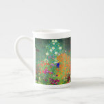 Caneca De Porcelana Jardim Flor Gustav Klimt<br><div class="desc">Bone China Mug apresentando o Jardim Flor de Gustav Klimt,  pintando óleo em 1906. Um belo jardim de flores roxas,  vermelhas,  brancas,  azuis e laranja. Um presente de excelente para fãs de Arte Nouveau e de Arte Austríaca.</div>