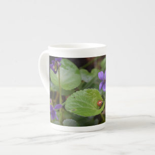 Caneca De Porcelana Ladybug em Flores de Violeta Doce