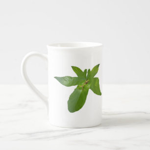 Caneca De Porcelana "Leafy Haven: Um pequeno Sapo Verde sobre Folha de