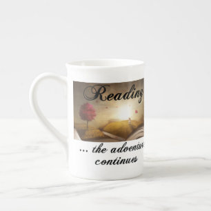 Caneca De Porcelana Lendo, a aventura continua