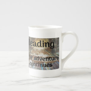 Caneca De Porcelana Lendo, a aventura continua