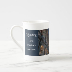Caneca De Porcelana Lendo, a aventura continua