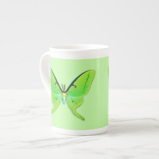 Caneca De Porcelana Luna moth com um fundo verde pálido (Frente Esquerda)