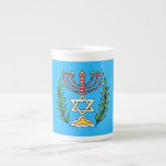 Caneca De Porcelana Magen Persa David Menorah<br><div class="desc">Esta imagem foi adaptada de um antigo azulejo judeu persa e apresenta uma menorah com um Magen David (Estrela de David) enquadrado por ramos de oliveira.  As imperfeições da imagem original pintada à mão foram preservadas.</div>