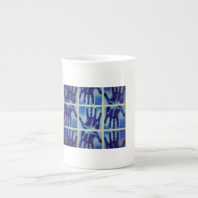 Caneca De Porcelana mão azul assustadora do yaei (Frente)