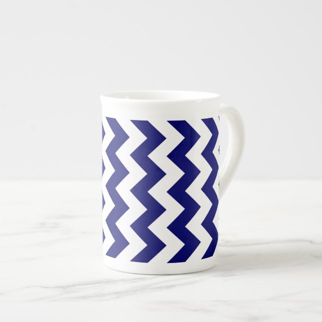 Caneca De Porcelana Marinho e Zigzag branco (Frente Esquerda)