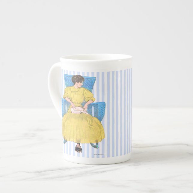 Caneca De Porcelana Menina do livro na cadeira, amarelo azul (Frente Esquerda)