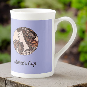 Caneca De Porcelana Mucha Art Nouveau Mulher e Flores Rosa em Roxo