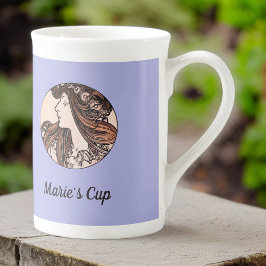 Caneca De Porcelana Mucha Art Nouveau Mulher e Flores Rosa em Roxo