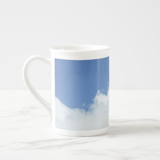 Caneca De Porcelana Nuvens Fluffy no Céu Azul (Esquerda)