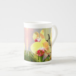 Caneca De Porcelana Orquídeas Amarelas ao sol da tarde