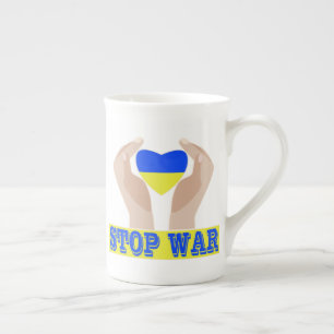 Caneca De Porcelana Pare a guerra bandeira ucraniana coração nas mãos