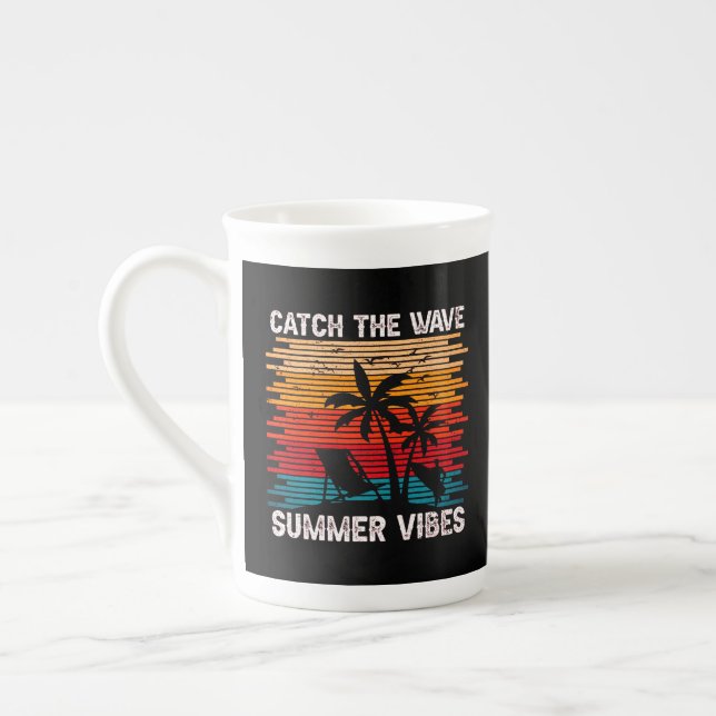 Caneca De Porcelana Pegue As Víblias De Verão Da Onda (Esquerda)