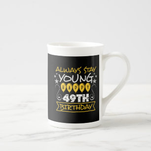 Caneca De Porcelana Permaneça sempre jovem feliz 49º aniversário