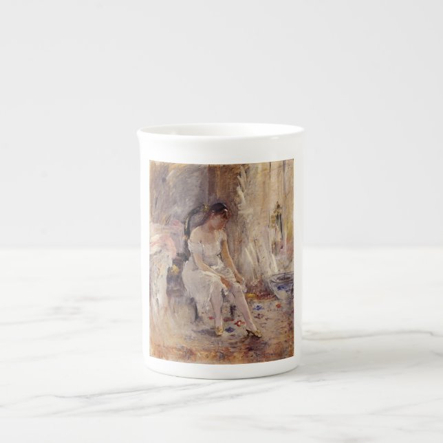 Caneca De Porcelana Rapariga colocando suas meias (por Berthe Morisot) (Frente)