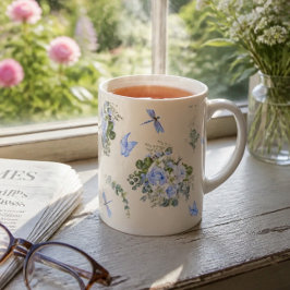 Caneca De Porcelana Rosas Azuis e Lírios Brancos em Aquarela