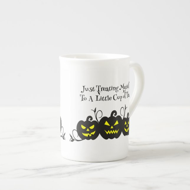 Caneca De Porcelana Só Me Tratando com um Jack O' Lantern de Chá (Frente Esquerda)