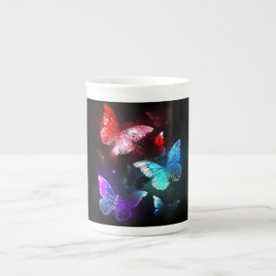 Caneca De Porcelana Três Borboletas Brilhantes em fundo noturno