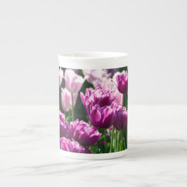 Caneca De Porcelana Tulipas lilás e rosadas brilhantes em um dia ensol