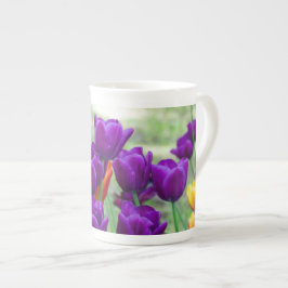 Caneca De Porcelana Tulipas roxas escuras em um dia ensolarado no jard