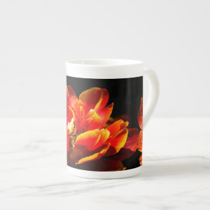 Caneca De Porcelana Tulipas vermelhas fundo escuro