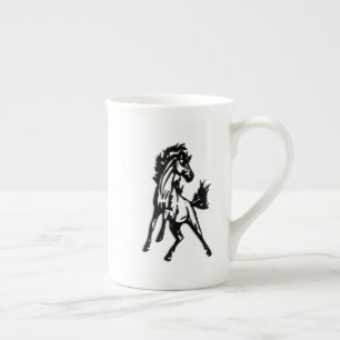Caneca De Porcelana Um cavalo saltitante alegre na natureza