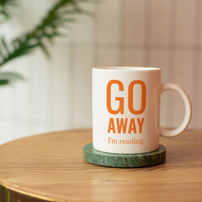 Caneca De Porcelana Vá embora Estou lendo cor personalizada de citação (Criador carregado)