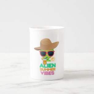 Caneca De Porcelana Vibrações de Verão de Praia com Alien Retro