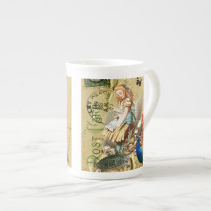 Caneca De Porcelana Vintage Alice na colagem do país das maravilhas