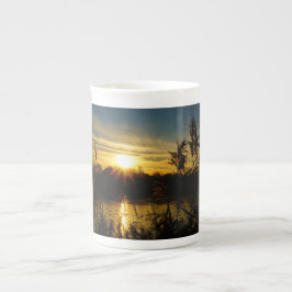 Caneca De Porcelana Zonsondergang bij een meertje met rietpluimen.