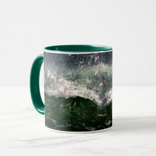 Caneca de Praia com Onda do Oceano Poderosa