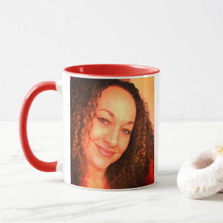 Caneca de Rachel Dolezal com punho vermelho