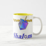 Caneca de Shalom<br><div class="desc">Caneca festiva de Shalom com moedas,  dreidel e estrela de David para Hanukkah</div>