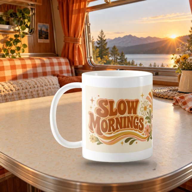 Caneca de Tipografia Retro Café Bom Manhãs Lentas (Slow Mornings Good Coffee Retro Typography Mug — refined lighting and contact shadows. Digital lifestyle preview.)