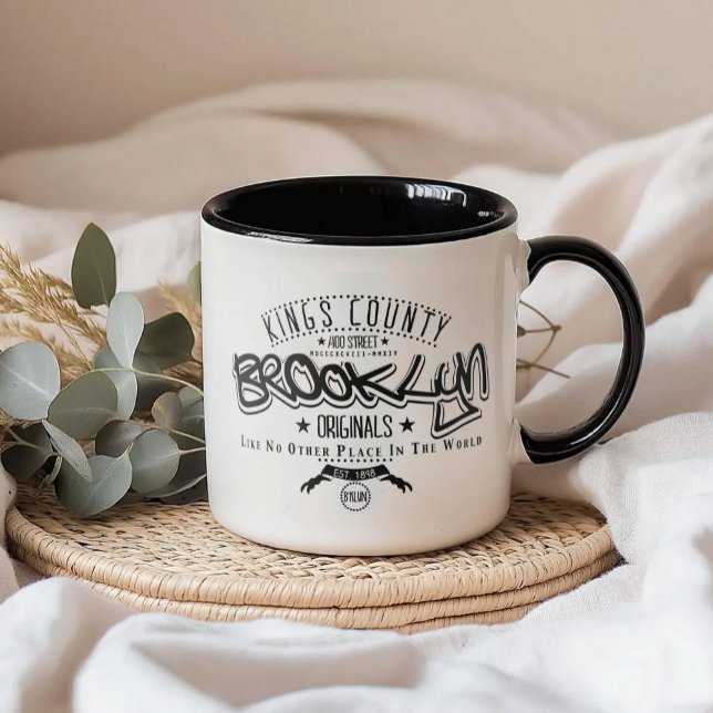 Caneca de Tipografia Urbana Preto e Branco (Criador carregado)