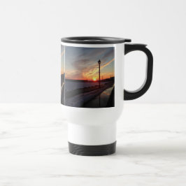 Caneca de viagem com a foto do pôr do sol com maní