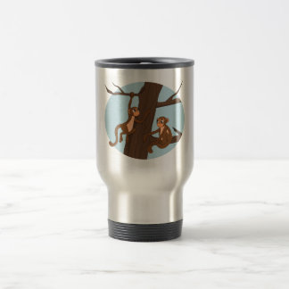 Caneca de viagem com desenho de macacos subindo na