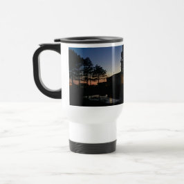 Caneca de viagem com foto do pôr do sol com pinos
