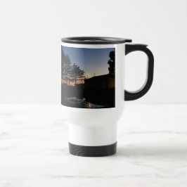 Caneca de viagem com foto do pôr do sol com pinos