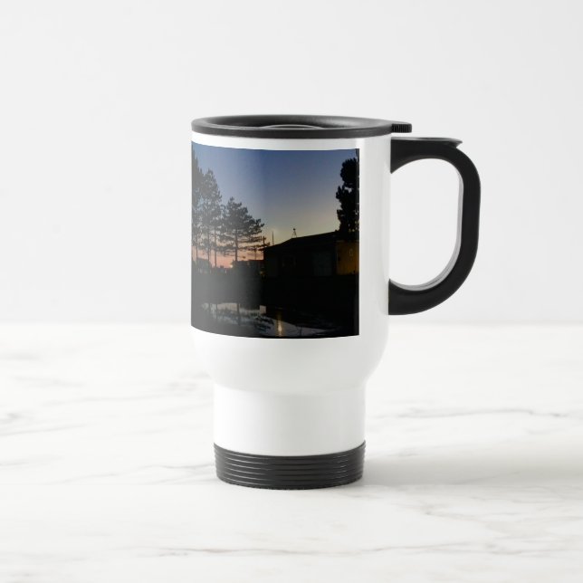 Caneca de viagem com foto do pôr do sol com pinos (Direita)