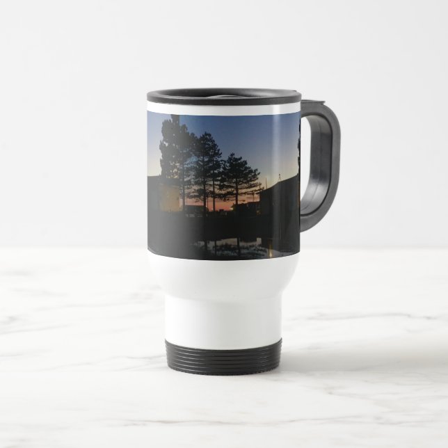 Caneca de viagem com foto do pôr do sol com pinos (Frente Esquerda)