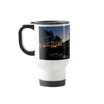 Caneca de viagem com foto do pôr do sol com pinos