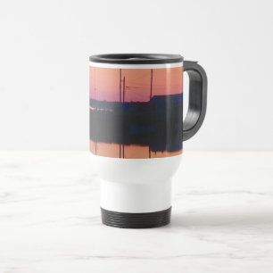 Caneca de viagem com um belo pôr do sol