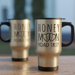 Caneca de viagem de Recém-casados da Honeymoon Roa<br><div class="desc">Você vai numa viagem para sua lua de mel? Se estiver,  precisará de uma caneca de viagem para fazer as malas para não derramar bebidas enquanto estiver na estrada. Aproveite sua jornada com seu amor eterno.</div>