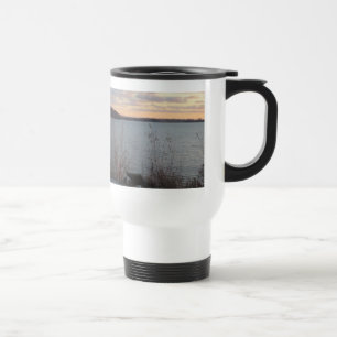Caneca de viagem do por do sol da costa do lago