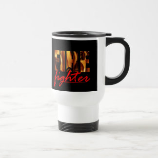 Caneca de viagem do sapador-bombeiro no fundo