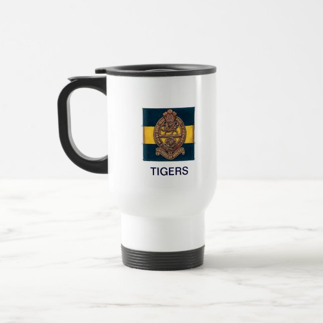 Caneca de viagem isolada branco de PWRR (Esquerda)