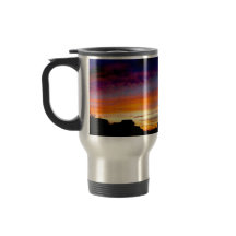 Caneca de viagem isolada com uma bela foto do pôr