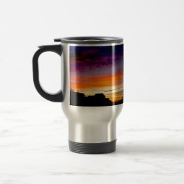 Caneca de viagem isolada com uma bela foto do pôr