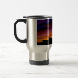 Caneca de viagem isolada com uma bela foto do pôr